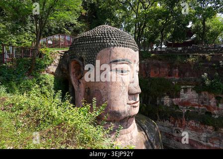 Nahaufnahme des monumentalen Steinkopfes und des Gesichts des Leshan Riesenbuddhas in Sichuan, China Stockfoto
