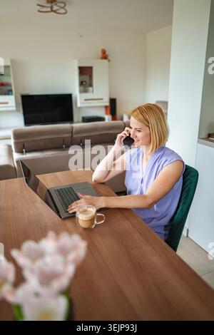 Telefonieren, während Sie von zu Hause aus arbeiten Stockfoto