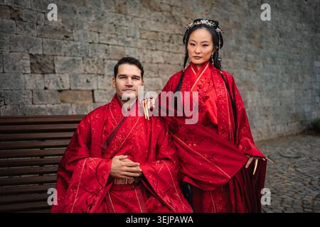 Interkulturelles Paar feiert traditionelle chinesische Hochzeitszeremonie Stockfoto