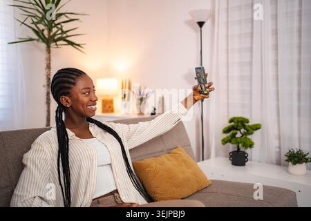 Junge afroamerikanische Frau nimmt Selfie am Telefon Stockfoto