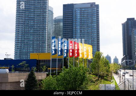 Toronto, Kanada - 19. Mai 2026: IKEA Store mit bunten Flaggen und urbanen Hochhäusern Stockfoto