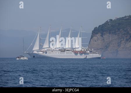 Das Schiff Wind Star hat vor Sorrent, Italien, vor Anker gebracht Stockfoto