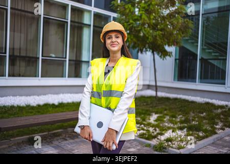 Lächelnde weibliche Sicherheitsingenieurin draußen Stockfoto