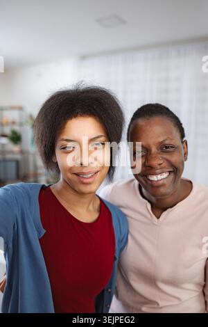 Glückliche Mutter und Tochter, die selfie zu Hause nehmen Stockfoto