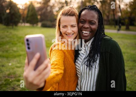 Verschiedene Freunde machen gemeinsam ein Selfie im Park Stockfoto