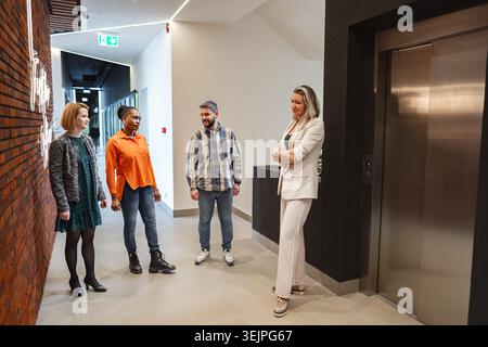 Eine Gruppe von Leuten steht in einem Flur Stockfoto