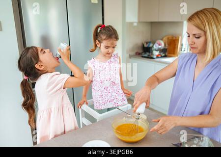 Familienspaß beim gemeinsamen Backen in einer gemütlichen, modernen Küche Stockfoto