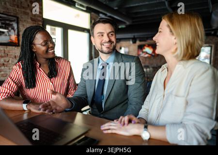 Geschäftskollegen, die sich treffen, im Café zusammenarbeiten Stockfoto
