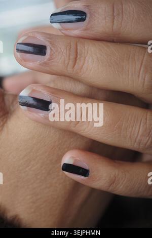 Nailart-Design mit Schwarz-weiß-Farben an den Händen Stockfoto