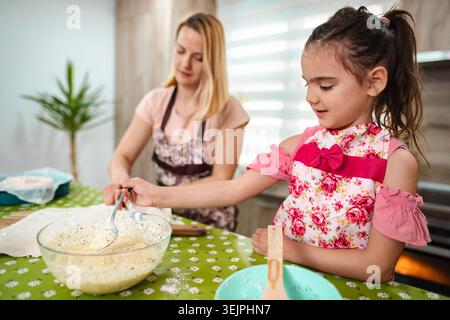 Fröhliche Backmomente von Mutter und Tochter Stockfoto