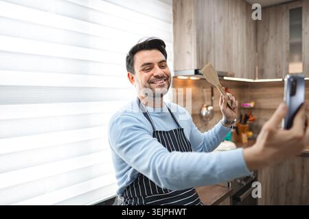 Ein Mann, der Selfie in der Küche nimmt Stockfoto