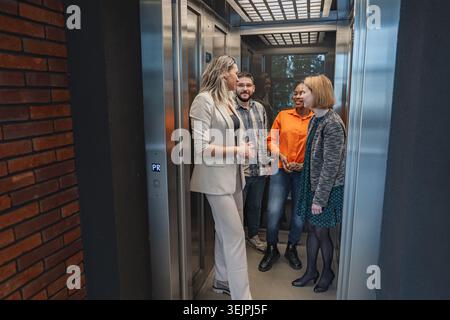 Gruppe von Personen, die in einem Aufzug stehen Stockfoto