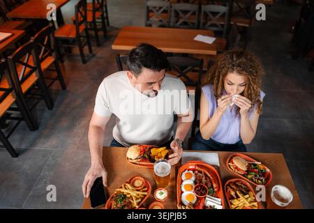 Ein Paar genießt eine große Mahlzeit im Restaurant Stockfoto