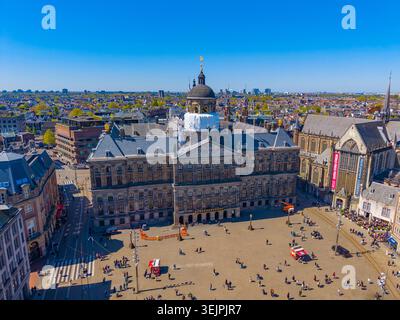 Königspalast (Koninklijk Paleis) aus der Vogelperspektive auf dem Dam-Platz im Zentrum von Amsterdam, Niederlande. Der Canal Ring von Amsterdam wurde zum UNESCO Wor ernannt Stockfoto