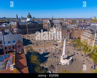Dam Square aus der Vogelperspektive einschließlich Königspalast (Koninklijk Paleis) und Nationaldenkmal im Zentrum von Amsterdam, Niederlande. Canal Ring von Amsterdam Stockfoto