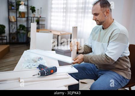 Machen Sie am Nachmittag einen stilvollen Schreibtisch in einem gemütlichen Arbeitsplatz Stockfoto