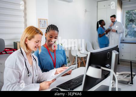 Multiethnisches Ärzteteam in einer Krankenhauspraxis Stockfoto