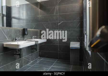 Moderne Toilette mit Waschbecken und Spiegel Stockfoto