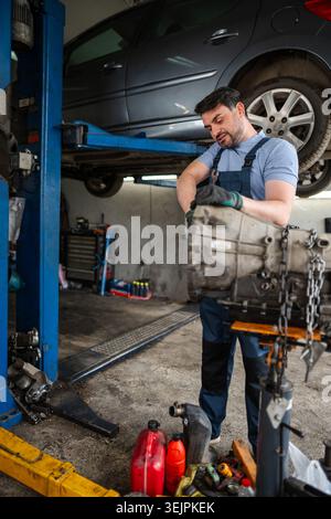 Mechaniker arbeiten am Motor eines Autos in einer garage Stockfoto