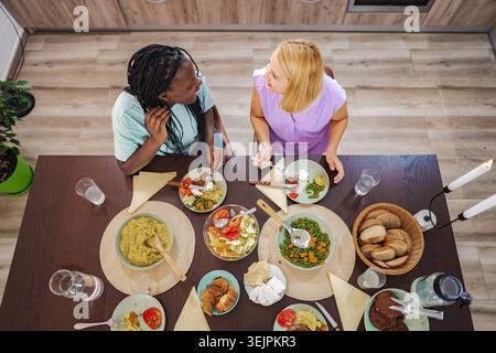 Zwei Freunde genießen gemeinsam eine lebhafte Dinnerparty zu Hause Stockfoto