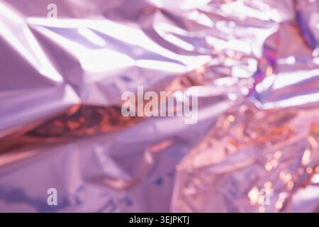 Abstrakter holographischer Folienhintergrund mit weichem rosa und lila Farbverlauf Stockfoto