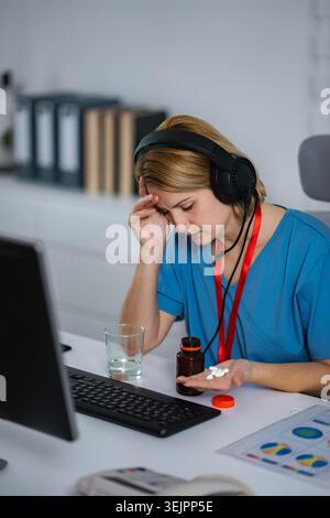 Gestresster Arzt, der Pillen nimmt, die Burnout erleben Stockfoto