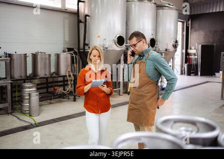 Brauereibesitzer, die Geschäfte und Abläufe mit Technologie verwalten Stockfoto