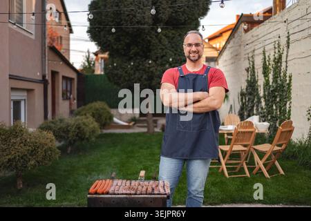 Genießen Sie im Sommer ein Barbecue mit Freunden in gemütlicher Umgebung im Hinterhof Stockfoto