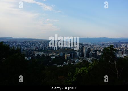 Tiflis, Georgien: Panorama von Tiflis vom Schildkrötensee aus Stockfoto