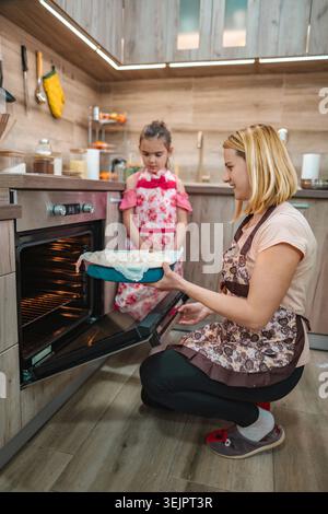 Gemeinsam backen in einer gemütlichen Küche am Nachmittag Stockfoto