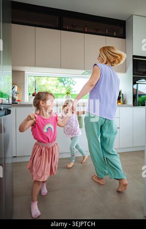 Fröhliche Momente des Tanzes in der modernen Küche Stockfoto