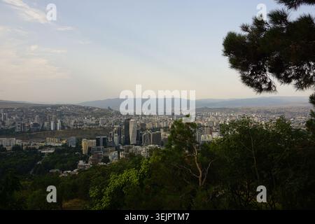 Tiflis, Georgien: Panorama von Tiflis vom Schildkrötensee aus Stockfoto