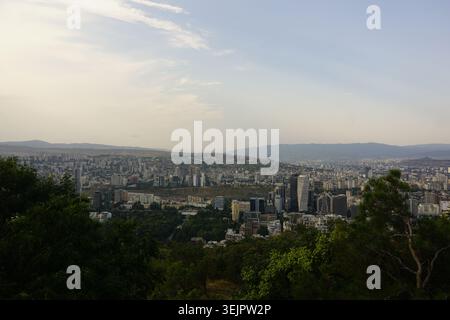 Tiflis, Georgien: Panorama von Tiflis vom Schildkrötensee aus Stockfoto