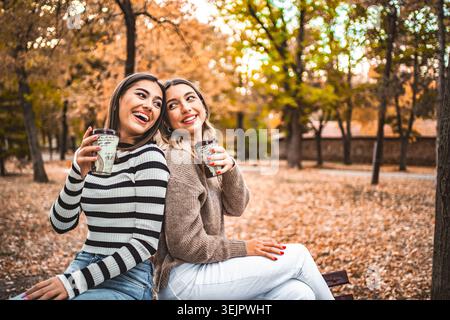 Zwei Frauen sitzen auf einer Bank in einem Park Stockfoto