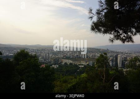Tiflis, Georgien: Panorama von Tiflis vom Schildkrötensee aus Stockfoto
