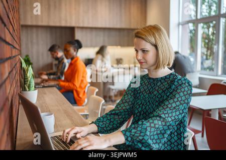 Frau, die vor dem Laptop sitzt Stockfoto
