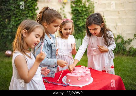Wir feiern einen fröhlichen Geburtstag mit Freunden im Garten Stockfoto