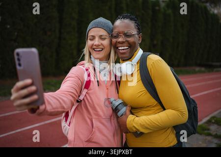 Verschiedene Freundinnen machen Selfie nach dem Workout Stockfoto
