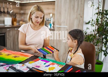 Mutter und Tochter arbeiten zu Hause an kreativer Kunst Stockfoto