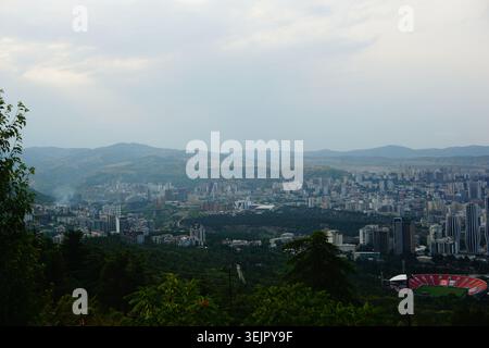 Tiflis, Georgien: Panorama von Tiflis vom Schildkrötensee aus Stockfoto