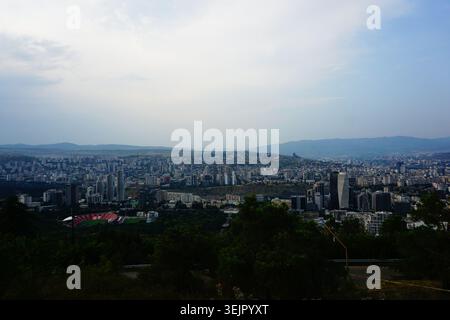 Tiflis, Georgien: Panorama von Tiflis vom Schildkrötensee aus Stockfoto