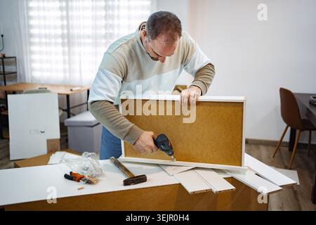 Erstellen Sie einen modernen Schreibtisch in einem hellen Arbeitsbereich zu Hause Stockfoto