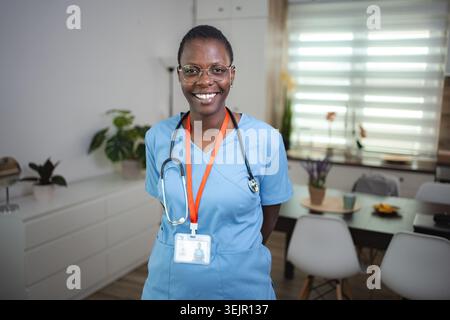 Selbstbewusste afroamerikanische Ärztin lächelt in die Kamera im Krankenhauszimmer Stockfoto