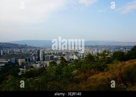 Tiflis, Georgien: Panorama von Tiflis vom Schildkrötensee aus Stockfoto