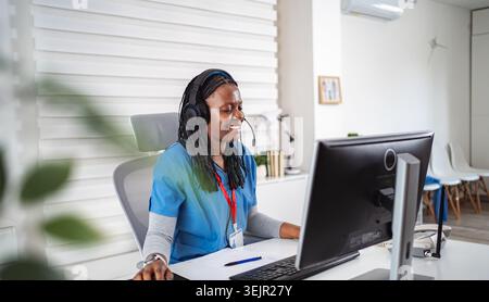 Krankenschwester mit Headset während der Telemedizin-Sprechstunde Stockfoto