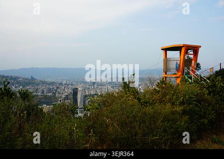 Tiflis, Georgien: Panorama von Tiflis auf dem Weg vom Schildkrötensee zum Swanturm mit Seilrutsche „Flying Turtle“ als Vordergrund Stockfoto