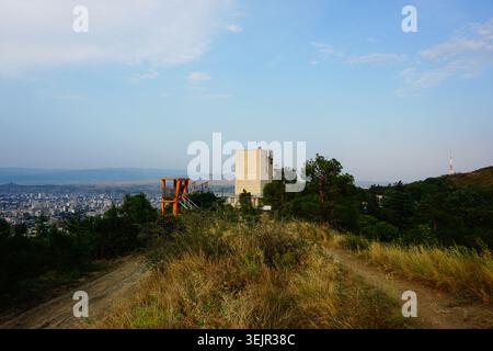 Tiflis, Georgien: Panorama von Tiflis mit Seilbahnstation Turtle Lake als Vordergrundstück auf dem Weg vom Turtle Lake zum Svan Tower Stockfoto