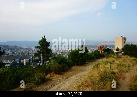 Tiflis, Georgien: Panorama von Tiflis mit Seilbahnstation Turtle Lake als Vordergrundstück auf dem Weg vom Turtle Lake zum Svan Tower Stockfoto