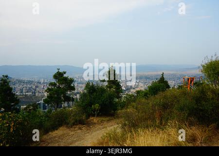 Tiflis, Georgien: Panorama von Tiflis mit der Seilrutsche „Flying Turtle“ als Vordergrund auf dem Weg vom Schildkrötensee zum Svan Tower Stockfoto