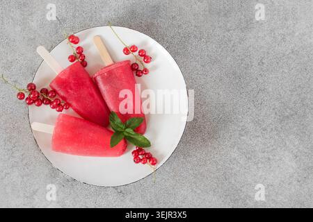 Hausgemachtes Eis aus roter Johannisbeere. Tiefkühlgetränke. Draufsicht. Stockfoto